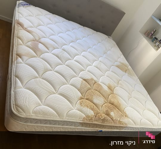 מזרן עם כתמים חומים על פני השטח